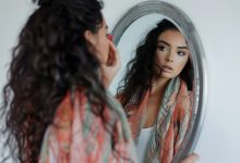 O primeiro olhar no espelho após a cirurgia plástica