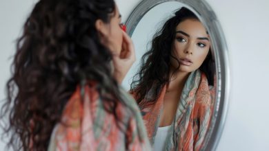 O primeiro olhar no espelho após a cirurgia plástica